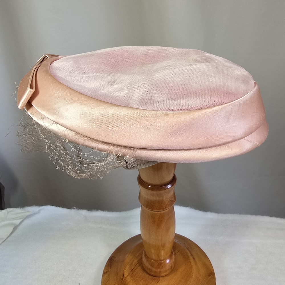 Vintage 1950s Pillbox Hat Velour with Satin Ribbon Trim & Bow - Picture 4 of 8
